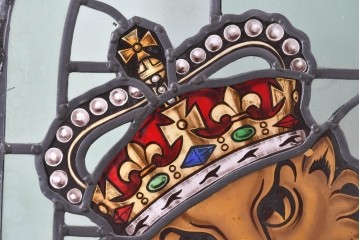 アンティーク建具　イギリス国章　鮮やかなエナメル絵付けで描かれた王冠を被ったライオンのステンドグラス窓1枚　(R-088388)