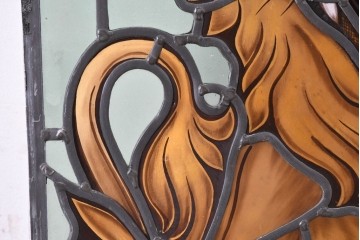 アンティーク建具　イギリス国章　鮮やかなエナメル絵付けで描かれた王冠を被ったライオンのステンドグラス窓1枚　(R-088388)
