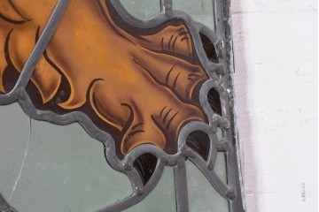 アンティーク建具　イギリス国章　鮮やかなエナメル絵付けで描かれた王冠を被ったライオンのステンドグラス窓1枚　(R-088388)
