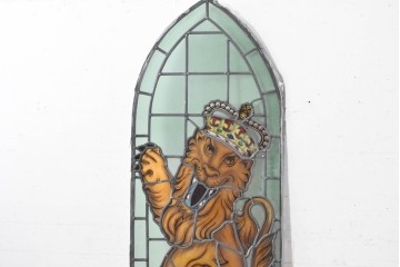 アンティーク建具　イギリス国章　鮮やかなエナメル絵付けで描かれた王冠を被ったライオンのステンドグラス窓1枚　(R-088388)