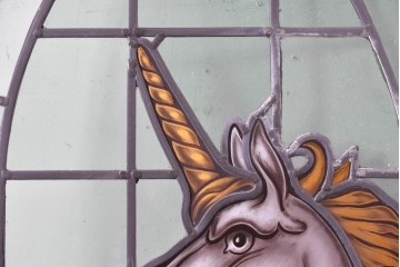 アンティーク建具　イギリス国章　鮮やかなエナメル絵付けで描かれた鎖につながれたユニコーンのステンドグラス窓1枚　(R-088389)