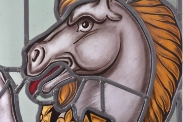 アンティーク建具　イギリス国章　鮮やかなエナメル絵付けで描かれた鎖につながれたユニコーンのステンドグラス窓1枚　(R-088389)