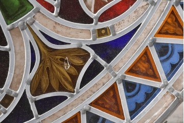 アンティーク建具　ローズウィンドウ　鮮やかな幾何学模様が美しい古い教会のステンドグラス丸窓(大)1枚　(R-088390)