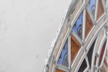 アンティーク建具　ローズウィンドウ　鮮やかな幾何学模様が美しい古い教会のステンドグラス丸窓(大)1枚　(R-088390)
