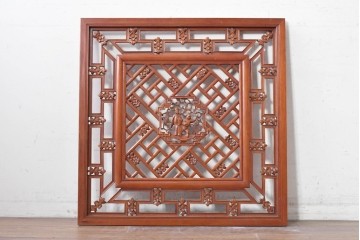 中国ヴィンテージ建具　中央の人物彫刻がアクセントの中国格子1枚　(R-088395)