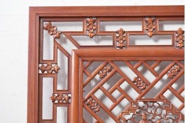 中国ヴィンテージ建具　中央の人物彫刻がアクセントの中国格子1枚　(R-088395)
