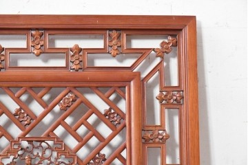 中国ヴィンテージ建具　中央の人物彫刻がアクセントの中国格子1枚　(R-088395)