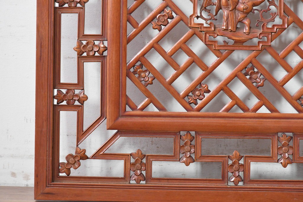 中国ヴィンテージ建具　中央の人物彫刻がアクセントの中国格子1枚　(R-088395)