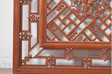 中国ヴィンテージ建具　中央の人物彫刻がアクセントの中国格子1枚　(R-088395)