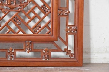 中国ヴィンテージ建具　中央の人物彫刻がアクセントの中国格子1枚　(R-088395)