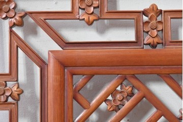 中国ヴィンテージ建具　中央の人物彫刻がアクセントの中国格子1枚　(R-088395)