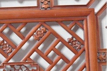 中国ヴィンテージ建具　中央の人物彫刻がアクセントの中国格子1枚　(R-088395)