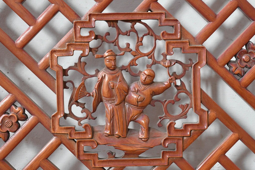 中国ヴィンテージ建具　中央の人物彫刻がアクセントの中国格子1枚　(R-088395)