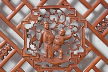 中国ヴィンテージ建具　中央の人物彫刻がアクセントの中国格子1枚　(R-088395)