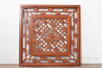中国ヴィンテージ建具　中央の人物彫刻がアクセントの中国格子1枚　(R-088395)