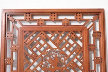 中国ヴィンテージ建具　中央の人物彫刻がアクセントの中国格子1枚　(R-088395)