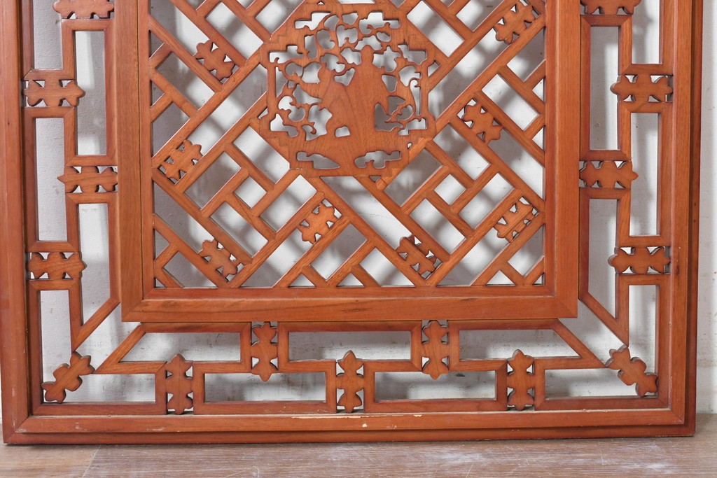 中国ヴィンテージ建具　中央の人物彫刻がアクセントの中国格子1枚　(R-088395)