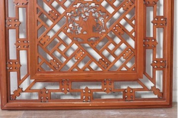 中国ヴィンテージ建具　中央の人物彫刻がアクセントの中国格子1枚　(R-088395)