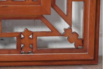 中国ヴィンテージ建具　中央の人物彫刻がアクセントの中国格子1枚　(R-088395)