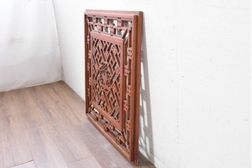 中国ヴィンテージ建具　中央の人物彫刻がアクセントの中国格子1枚　(R-088395)