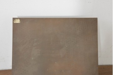 イギリスアンティーク　魚のレリーフが趣ある真鍮製の卓上ブックスタンド　(R-088398)