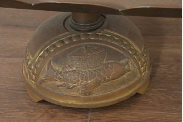イギリスアンティーク　魚のレリーフが趣ある真鍮製の卓上ブックスタンド　(R-088398)