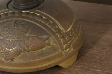 イギリスアンティーク　魚のレリーフが趣ある真鍮製の卓上ブックスタンド　(R-088398)