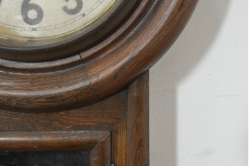 和製アンティーク　丸く面取りされた木枠が可愛らしいレトロな壁掛け時計　(R-088412)