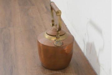 イギリスヴィンテージ　1950年頃　丸みのある胴と大きな持ち手が印象的なやかん　※ディスプレイ用　(R-088418)