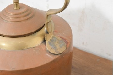 イギリスヴィンテージ　1950年頃　丸みのある胴と大きな持ち手が印象的なやかん　※ディスプレイ用　(R-088418)