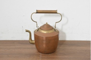イギリスヴィンテージ　1950年頃　丸みのある胴と大きな持ち手が印象的なやかん　※ディスプレイ用　(R-088419)