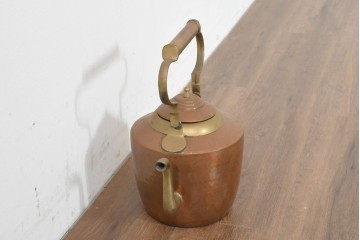 イギリスヴィンテージ　1950年頃　丸みのある胴と大きな持ち手が印象的なやかん　※ディスプレイ用　(R-088419)