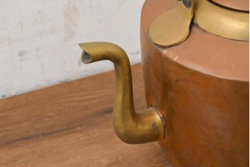イギリスヴィンテージ　1950年頃　丸みのある胴と大きな持ち手が印象的なやかん　※ディスプレイ用　(R-088419)