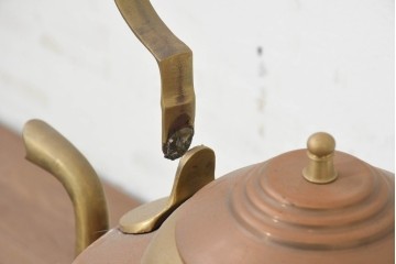 イギリスヴィンテージ　1950年頃　丸みのある胴と大きな持ち手が印象的なやかん　※ディスプレイ用　(R-088419)