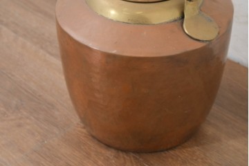 イギリスヴィンテージ　1950年頃　丸みのある胴と大きな持ち手が印象的なやかん　※ディスプレイ用　(R-088419)