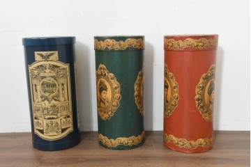 【簡易リペア限定品】　紙製　ヴィクトリアン調の広告図版をあしらった円柱ボックス3点セット　(R-088431)
