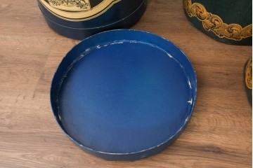 【簡易リペア限定品】　紙製　ヴィクトリアン調の広告図版をあしらった円柱ボックス3点セット　(R-088431)