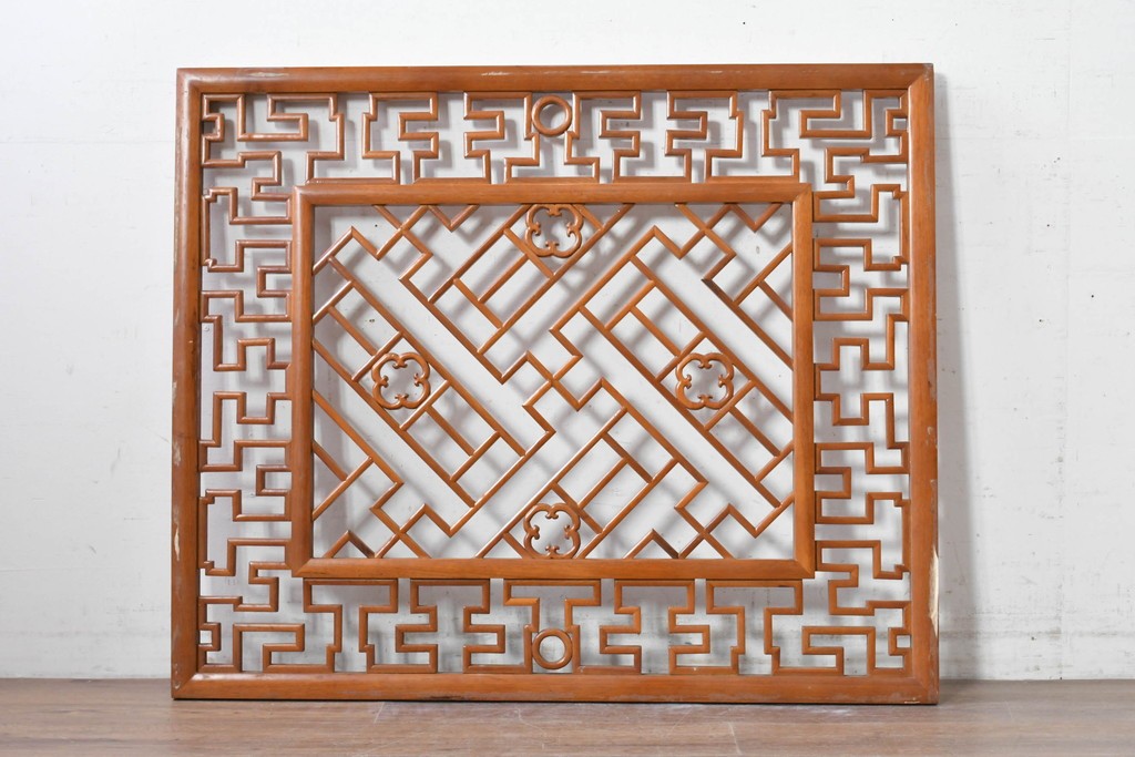 中古建具　中国　幾何学模様の透かし格子が印象的な中国格子1枚　(R-088436)