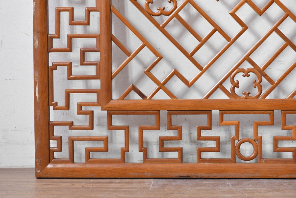 中古建具　中国　幾何学模様の透かし格子が印象的な中国格子1枚　(R-088436)