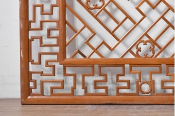 中古建具　中国　幾何学模様の透かし格子が印象的な中国格子1枚　(R-088436)