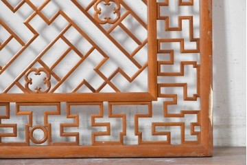 中古建具　中国　幾何学模様の透かし格子が印象的な中国格子1枚　(R-088436)