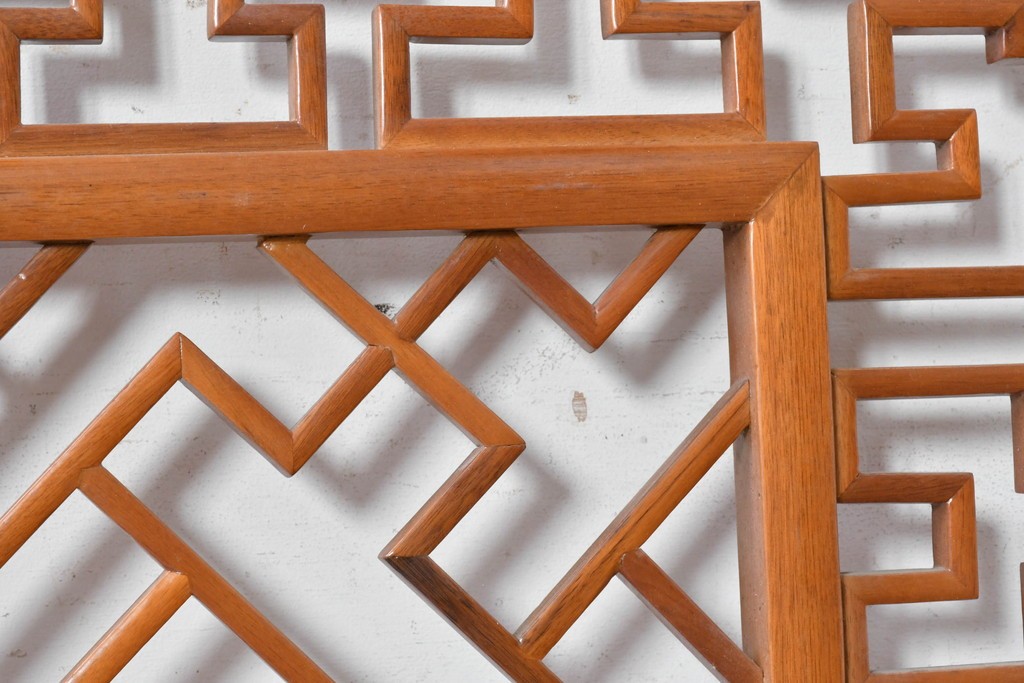 中古建具　中国　幾何学模様の透かし格子が印象的な中国格子1枚　(R-088436)