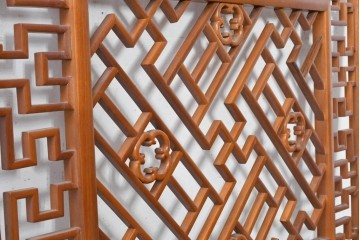 中古建具　中国　幾何学模様の透かし格子が印象的な中国格子1枚　(R-088436)