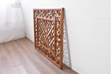 中古建具　中国　幾何学模様の透かし格子が印象的な中国格子1枚　(R-088436)