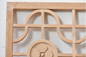 中古建具　中国　花の彫刻と丸みのある格子がやわらかな中国格子1枚　(R-088437)