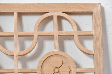 中古建具　中国　花の彫刻と丸みのある格子がやわらかな中国格子1枚　(R-088437)