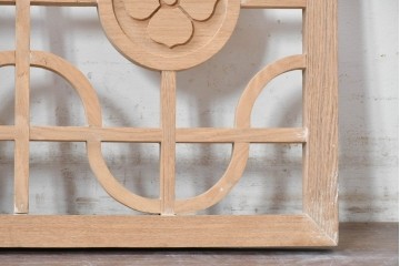 中古建具　中国　花の彫刻と丸みのある格子がやわらかな中国格子1枚　(R-088437)
