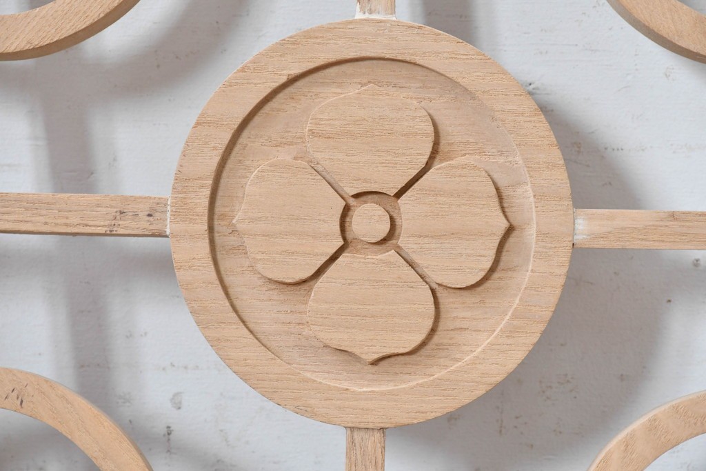 中古建具　中国　花の彫刻と丸みのある格子がやわらかな中国格子1枚　(R-088437)