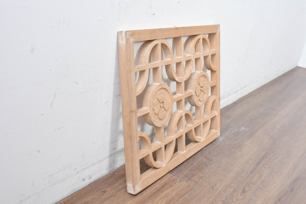 中古建具　中国　花の彫刻と丸みのある格子がやわらかな中国格子1枚　(R-088437)