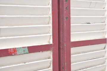 フランスアンティーク　1900年頃　光と風を通す木製ルーバー窓2枚セット　(R-088440)